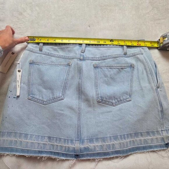 New 2 Anthropologie x Pilcro Reworked paint-splattered denim mini jean skirt - Picture 7 of 9